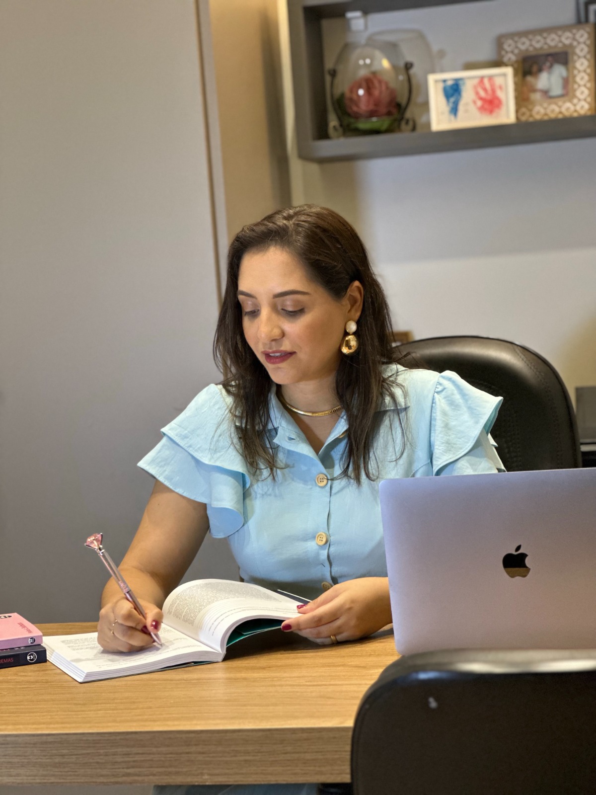 Carla Suzana Marinho studying with a notebook